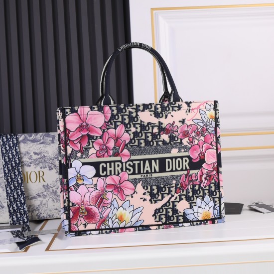 Flower cloth large size 170 lock edge high quality inside and outside pattern with picture silk scarf new upgrade large Dior Book Tote old flower series most people consume luxury brands first thought is to buy practical classic models but in fact, like D