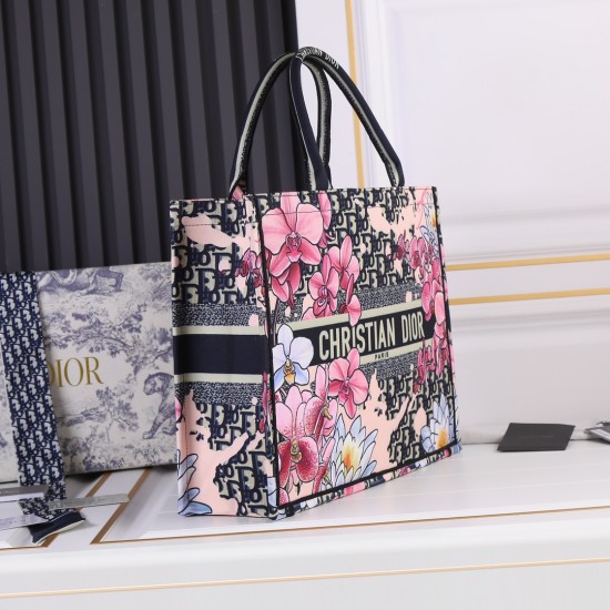 Flower cloth large size 170 lock edge high quality inside and outside pattern with picture silk scarf new upgrade large Dior Book Tote old flower series most people consume luxury brands first thought is to buy practical classic models but in fact, like D