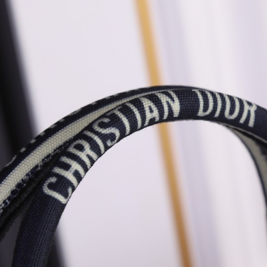 Flower cloth large size 170 lock edge high quality inside and outside pattern with picture silk scarf new upgrade large Dior Book Tote old flower series most people consume luxury brands first thought is to buy practical classic models but in fact, like D