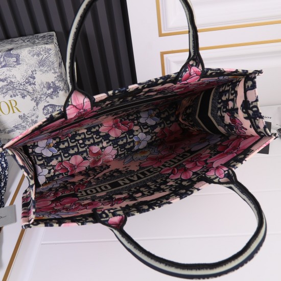 Flower cloth large size 170 lock edge high quality inside and outside pattern with picture silk scarf new upgrade large Dior Book Tote old flower series most people consume luxury brands first thought is to buy practical classic models but in fact, like D
