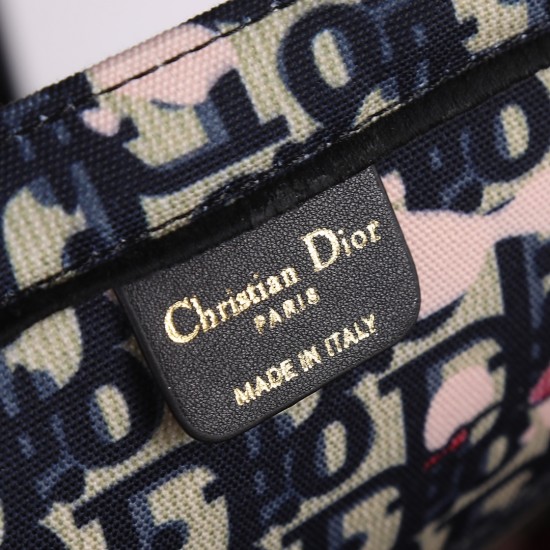 Flower cloth large size 170 lock edge high quality inside and outside pattern with picture silk scarf new upgrade large Dior Book Tote old flower series most people consume luxury brands first thought is to buy practical classic models but in fact, like D