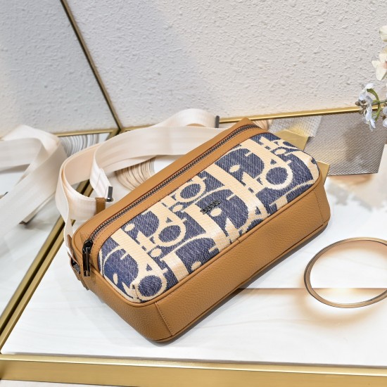 Large 250 This Rider 20 zippered messenger bag is practical and compact, ideal for everyday use, crafted in black Oblique printed fabric with the Dior logo on the front embellished with black grained cowhide leather details, zippered compartment and front