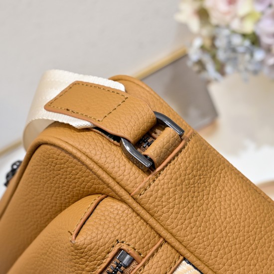 Large 250 This Rider 20 zippered messenger bag is practical and compact, ideal for everyday use, crafted in black Oblique printed fabric with the Dior logo on the front embellished with black grained cowhide leather details, zippered compartment and front