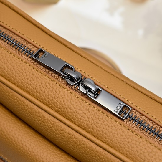 Large 250 This Rider 20 zippered messenger bag is practical and compact, ideal for everyday use, crafted in black Oblique printed fabric with the Dior logo on the front embellished with black grained cowhide leather details, zippered compartment and front