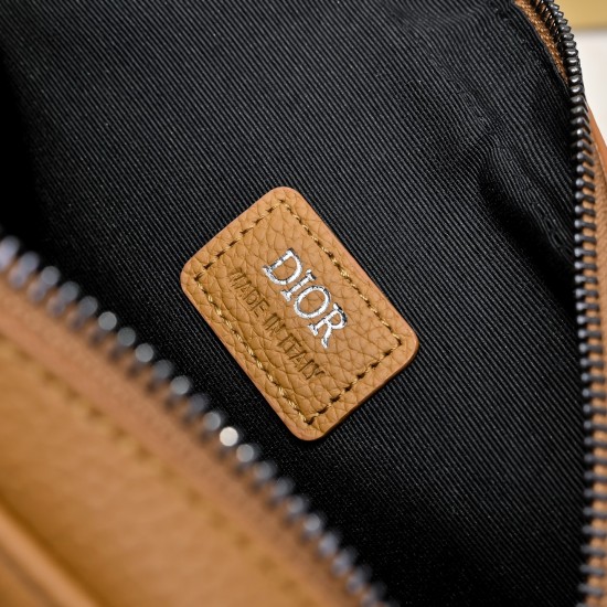 Large 250 This Rider 20 zippered messenger bag is practical and compact, ideal for everyday use, crafted in black Oblique printed fabric with the Dior logo on the front embellished with black grained cowhide leather details, zippered compartment and front