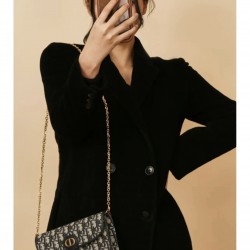 190 NEW SHIPPING WITH BOXThis season's new Dior Bobby EastWest chain handbag is crafted in blue Oblique printed fabric with a stylish and elegant flap decorated with a decorative CD clasp for a touch of style and practicalityCompartment with small removab