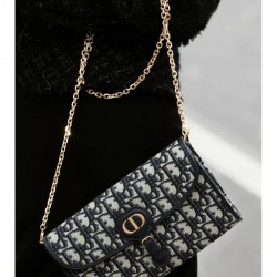 190 NEW SHIPPING WITH BOXThis season's new Dior Bobby EastWest chain handbag is crafted in blue Oblique printed fabric with a stylish and elegant flap decorated with a decorative CD clasp for a touch of style and practicalityCompartment with small removab