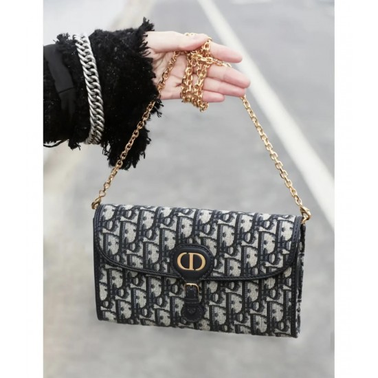 190 NEW SHIPPING WITH BOXThis season's new Dior Bobby EastWest chain handbag is crafted in blue Oblique printed fabric with a stylish and elegant flap decorated with a decorative CD clasp for a touch of style and practicalityCompartment with small removab