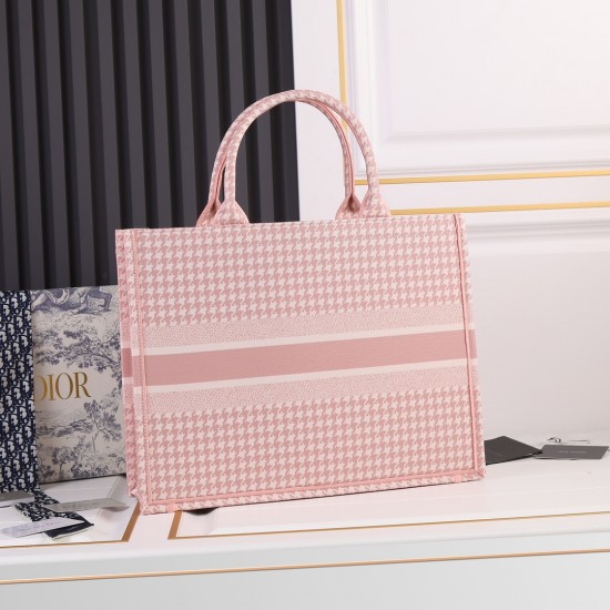 Large 170 lock edge inside and outside pattern with pictures silk scarf new upgrade large Dior Book Tote old flower series most people consume luxury brands the first thought is to buy practical classic models but in fact, like DI0R this kind of cooperati