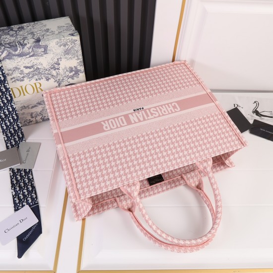 Large 170 lock edge inside and outside pattern with pictures silk scarf new upgrade large Dior Book Tote old flower series most people consume luxury brands the first thought is to buy practical classic models but in fact, like DI0R this kind of cooperati