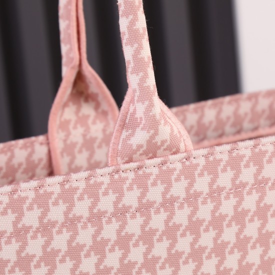 Large 170 lock edge inside and outside pattern with pictures silk scarf new upgrade large Dior Book Tote old flower series most people consume luxury brands the first thought is to buy practical classic models but in fact, like DI0R this kind of cooperati