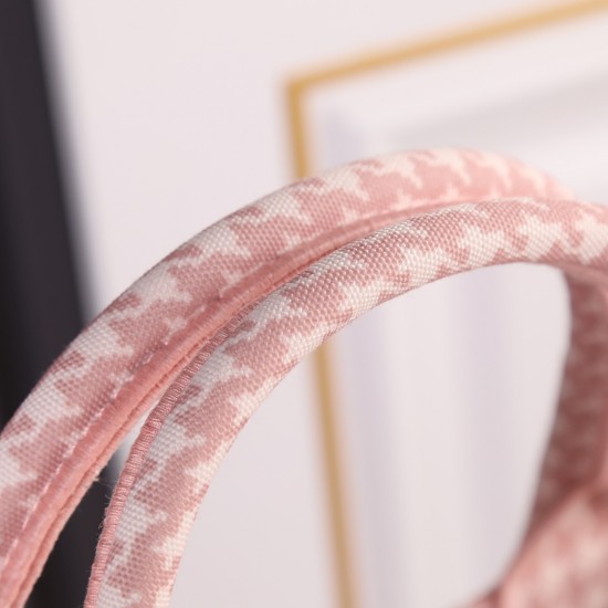 Large 170 lock edge inside and outside pattern with pictures silk scarf new upgrade large Dior Book Tote old flower series most people consume luxury brands the first thought is to buy practical classic models but in fact, like DI0R this kind of cooperati