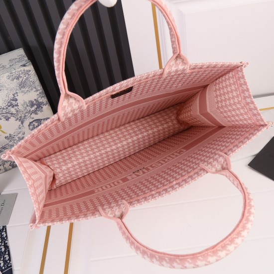 Large 170 lock edge inside and outside pattern with pictures silk scarf new upgrade large Dior Book Tote old flower series most people consume luxury brands the first thought is to buy practical classic models but in fact, like DI0R this kind of cooperati