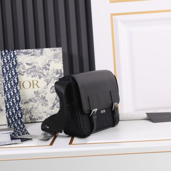 210 with box shipping Dior Oblique print Dior men's men's messenger bag highlights the fashionable and avant-garde style The leather double strap decoration on the front is one of the iconic elements of this item The classic print and the DIOR logo add th