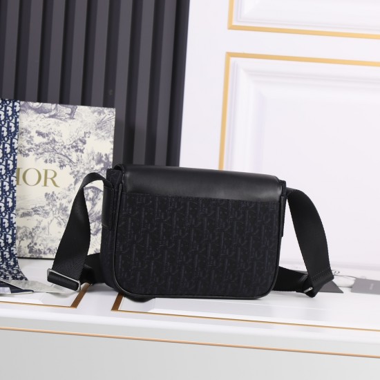 210 with box shipping Dior Oblique print Dior men's men's messenger bag highlights the fashionable and avant-garde style The leather double strap decoration on the front is one of the iconic elements of this item The classic print and the DIOR logo add th