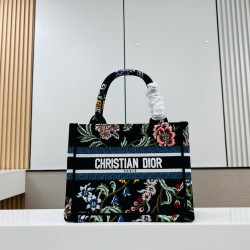 Recognize the thick fabric small original single black chrysanthemum Book Tote most people consume luxury brands first thought is to buy practical classic models but in fact, like DIO R this kind of collaborative art TOTE should be the focus of the collec
