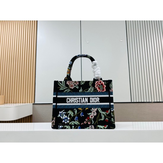 Recognize the thick fabric small original single black chrysanthemum Book Tote most people consume luxury brands first thought is to buy practical classic models but in fact, like DIO R this kind of collaborative art TOTE should be the focus of the collec