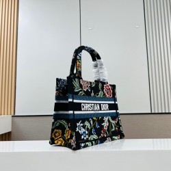 Recognize the thick fabric small original single black chrysanthemum Book Tote most people consume luxury brands first thought is to buy practical classic models but in fact, like DIO R this kind of collaborative art TOTE should be the focus of the collec