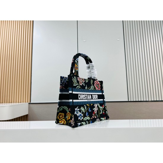 Recognize the thick fabric small original single black chrysanthemum Book Tote most people consume luxury brands first thought is to buy practical classic models but in fact, like DIO R this kind of collaborative art TOTE should be the focus of the collec