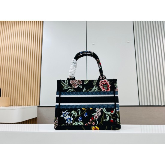 Recognize the thick fabric small original single black chrysanthemum Book Tote most people consume luxury brands first thought is to buy practical classic models but in fact, like DIO R this kind of collaborative art TOTE should be the focus of the collec