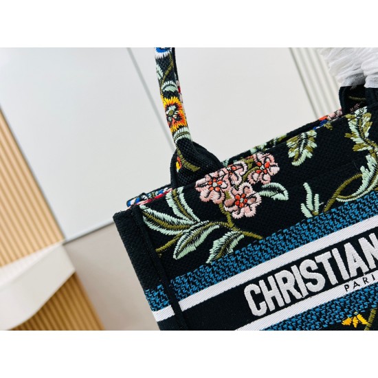 Recognize the thick fabric small original single black chrysanthemum Book Tote most people consume luxury brands first thought is to buy practical classic models but in fact, like DIO R this kind of collaborative art TOTE should be the focus of the collec