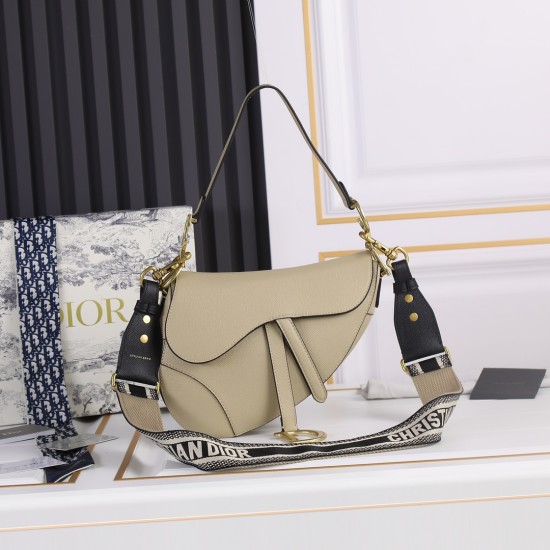 240 large Dior saddle apricot palm print series with counter box large size 255 x 20 x 65 cmBe a classic with classicsFashion is easy to pass away, classics will always existFashion is a cycleModel 6666Saddle bag from the initial birth of all along the wa