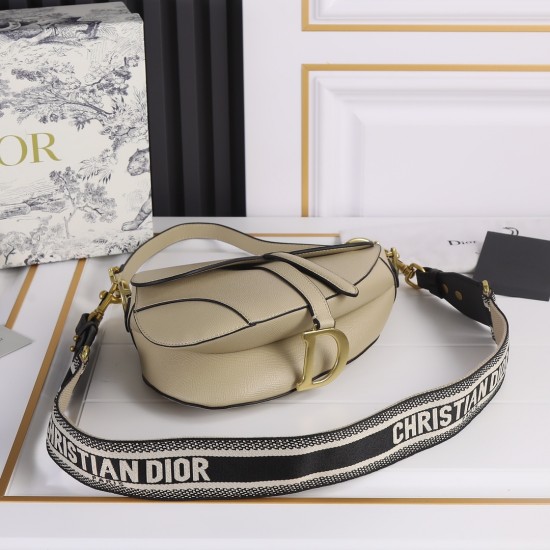 240 large Dior saddle apricot palm print series with counter box large size 255 x 20 x 65 cmBe a classic with classicsFashion is easy to pass away, classics will always existFashion is a cycleModel 6666Saddle bag from the initial birth of all along the wa