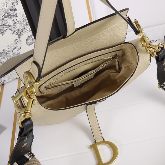 240 large Dior saddle apricot palm print series with counter box large size 255 x 20 x 65 cmBe a classic with classicsFashion is easy to pass away, classics will always existFashion is a cycleModel 6666Saddle bag from the initial birth of all along the wa