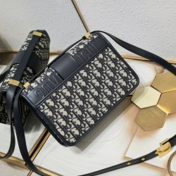 200 Di0r 30 Montaigne Montaigne bag with box new upgrade Oblique fabric gray inspired by the classic presence of Dior since its founding in 1947 at 30 Avenue Montaigne is an address a brand a boutique history of the legend of the entire bag is a contempor