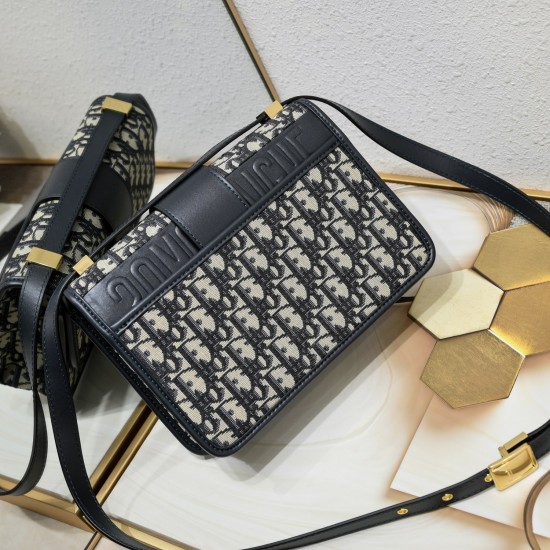 200 Di0r 30 Montaigne Montaigne bag with box new upgrade Oblique fabric gray inspired by the classic presence of Dior since its founding in 1947 at 30 Avenue Montaigne is an address a brand a boutique history of the legend of the entire bag is a contempor