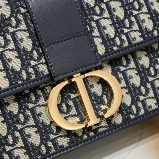 200 Di0r 30 Montaigne Montaigne bag with box new upgrade Oblique fabric gray inspired by the classic presence of Dior since its founding in 1947 at 30 Avenue Montaigne is an address a brand a boutique history of the legend of the entire bag is a contempor