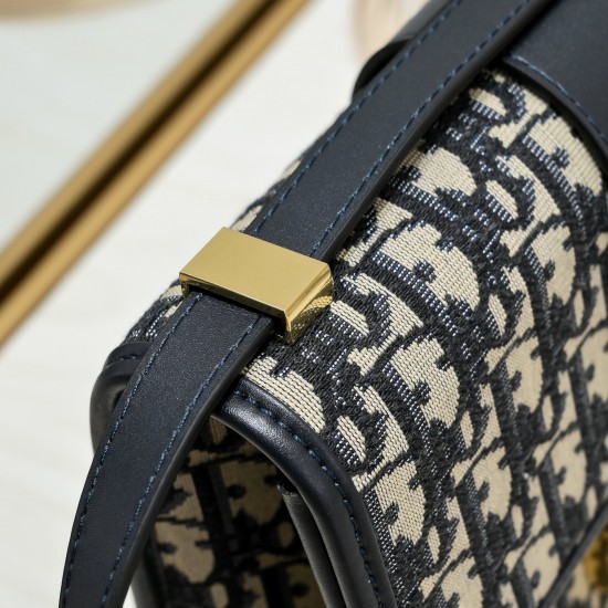 200 Di0r 30 Montaigne Montaigne bag with box new upgrade Oblique fabric gray inspired by the classic presence of Dior since its founding in 1947 at 30 Avenue Montaigne is an address a brand a boutique history of the legend of the entire bag is a contempor