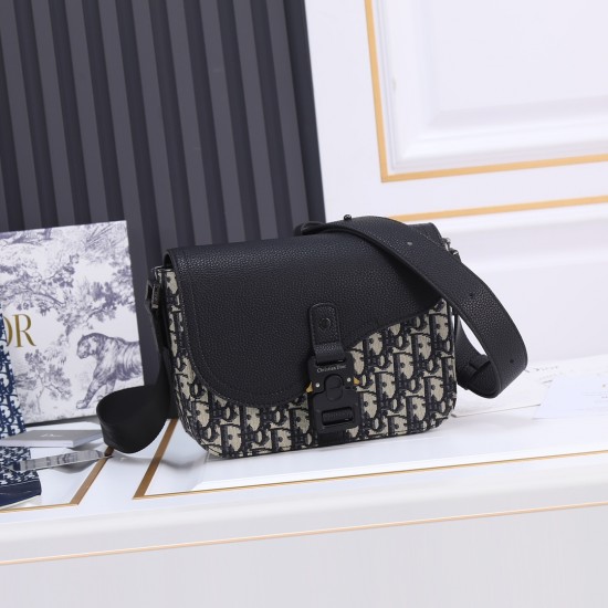 240 ORIGINAL BLUE FABRIC FEATURED TOP ORIGINAL This mini saddle messenger bag is smart and stylish, crafted in black grained cowhide leather with a flap closure and the DIOR logo highlighting the sophisticated appeal of the saddle bag.Spacious interior co