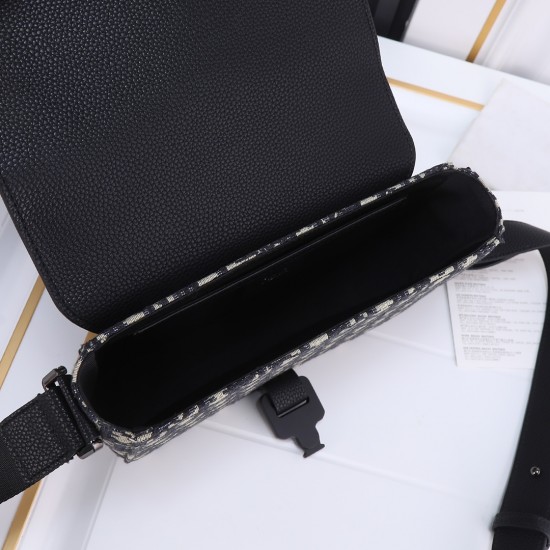 240 ORIGINAL BLUE FABRIC FEATURED TOP ORIGINAL This mini saddle messenger bag is smart and stylish, crafted in black grained cowhide leather with a flap closure and the DIOR logo highlighting the sophisticated appeal of the saddle bag.Spacious interior co