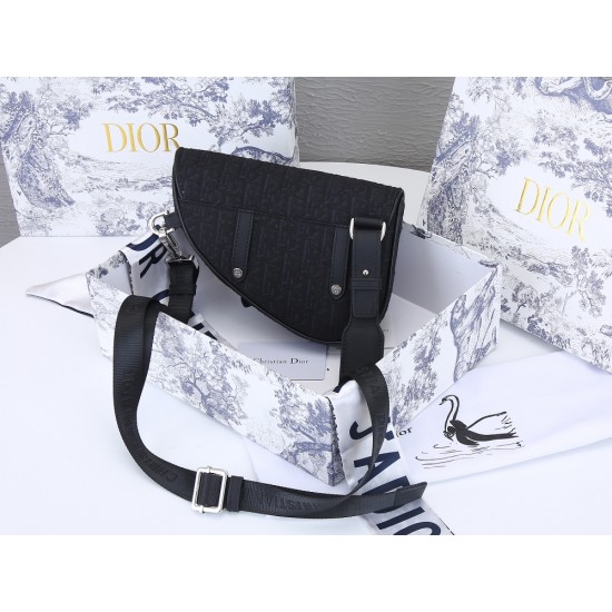 Lot of 200 black cloth with the original box Dior Saddle mini version of the shoulder strap can be removed can be used as a clutch bag with a belt as a fanny pack oh a bag of three shoulder clutch fanny pack 2020 early spring series saddle saddle bag stro