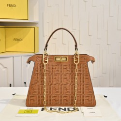 420 model 33206 plus chain plus 30 New! New in stock New in stock Iconic Peekaboo ISeeU large handbag handmade leather weave with signature twist locks on both sides from the outside you can see the soft leather lining in the same color Two compartments s