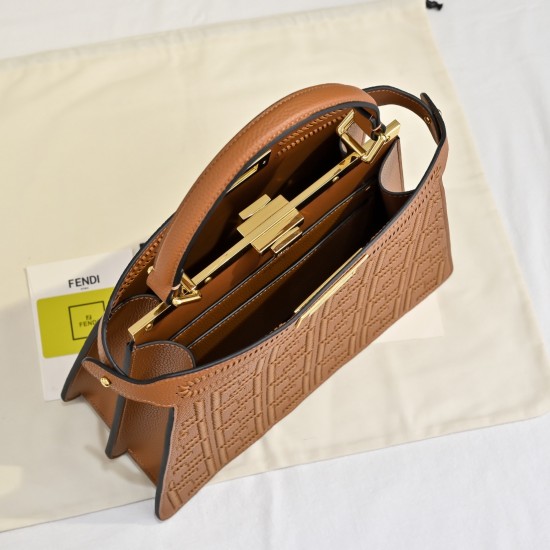 420 model 33206 plus chain plus 30 New! New in stock New in stock Iconic Peekaboo ISeeU large handbag handmade leather weave with signature twist locks on both sides from the outside you can see the soft leather lining in the same color Two compartments s