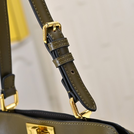 270 model 8803 plus chain plus 30 small small handbag latest organ pleat shape full leather feel delicate hard details exquisite in place both side compartments can be opened full capacity is also very stylish high value and practicality is completely bal