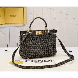 260 model 4406 FI new old flower weaving kitten peekaboo is Fendi's most classic a handbag on the body is super good to see the highest rate of pieces can be a variety of retro with the classic style is really the more you look the more you like comes wit