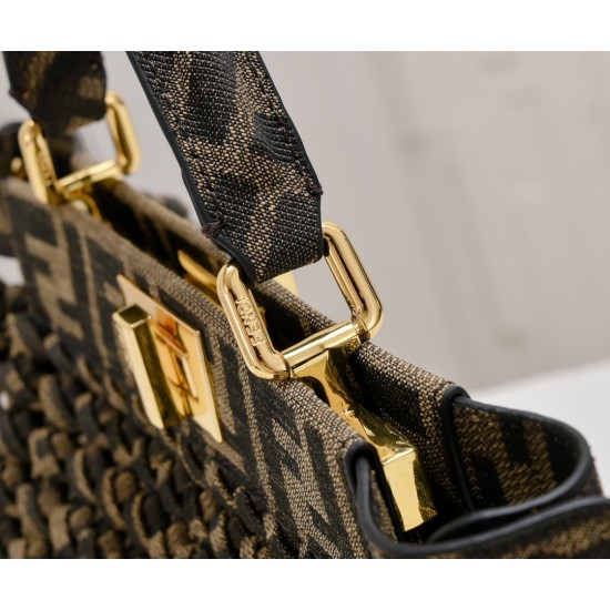 260 model 4406 FI new old flower weaving kitten peekaboo is Fendi's most classic a handbag on the body is super good to see the highest rate of pieces can be a variety of retro with the classic style is really the more you look the more you like comes wit