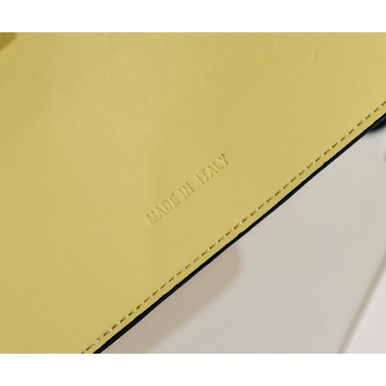 350 model 7705 the iconic peekaboo iseeu ideal compact handbag is hand-stitched with 306 stitches in the same color and large bright threads representing traditional selleria craftsmanship in a selection of dove grey cuoio romano leather with iconic natur