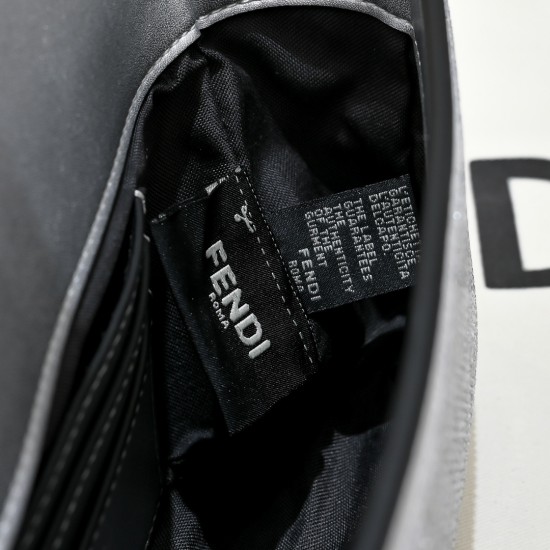 260 model 77312025 spring and summer latest FENDI BAGUETTE mini double FF full diamond baguette shoulder bag, also known as the baguette bag is popular around the world for dozens of years this time in the Fendi baguette series in the wonderful interpreta