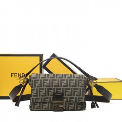 250 Celebrate the new Mamma Baguette is coming the double combination of baguette and lucky bag the most gentle bag in the whole network there is no one soft and sticky lambskin is also too tender both lazy and high-grade iconic hardware buckle with lambs