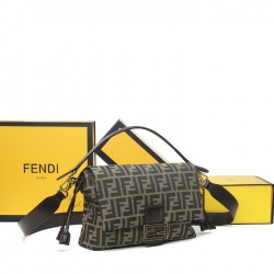 250 Celebrate the new Mamma Baguette is coming the double combination of baguette and lucky bag the most gentle bag in the whole network there is no one soft and sticky lambskin is also too tender both lazy and high-grade iconic hardware buckle with lambs