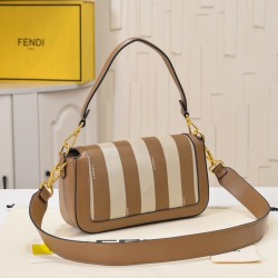 230Model 3321Official websiteThe newest version of the iconic Baguette baguette, the medium baguette bag has been a trend-setting IT bag since its launch in 1997.Versatile and classic, this bag features an iconic underarm design inspired by the baguette b