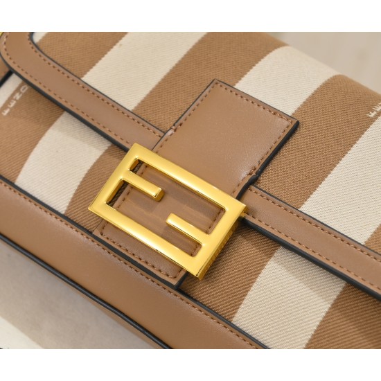 230Model 3321Official websiteThe newest version of the iconic Baguette baguette, the medium baguette bag has been a trend-setting IT bag since its launch in 1997.Versatile and classic, this bag features an iconic underarm design inspired by the baguette b