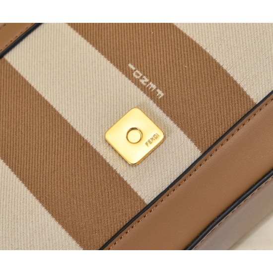 230Model 3321Official websiteThe newest version of the iconic Baguette baguette, the medium baguette bag has been a trend-setting IT bag since its launch in 1997.Versatile and classic, this bag features an iconic underarm design inspired by the baguette b