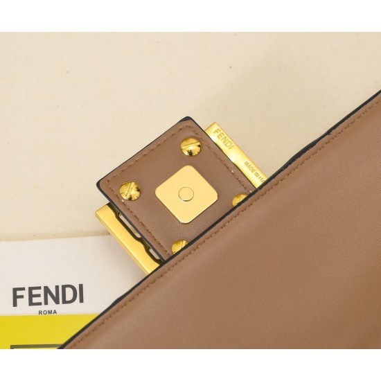 230Model 3321Official websiteThe newest version of the iconic Baguette baguette, the medium baguette bag has been a trend-setting IT bag since its launch in 1997.Versatile and classic, this bag features an iconic underarm design inspired by the baguette b