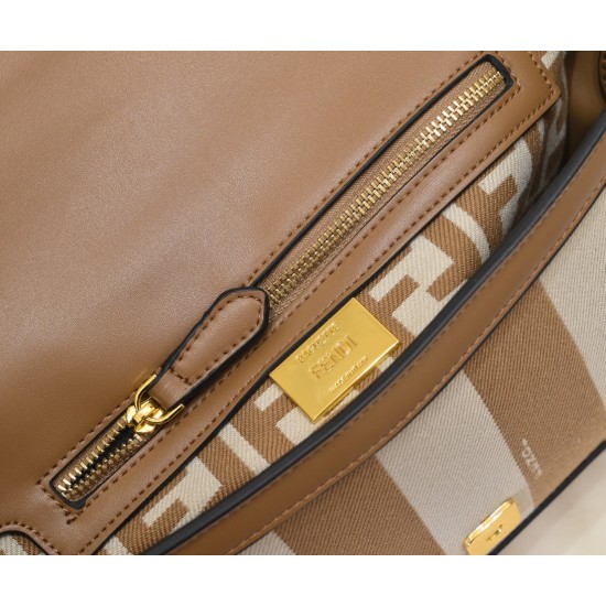 230Model 3321Official websiteThe newest version of the iconic Baguette baguette, the medium baguette bag has been a trend-setting IT bag since its launch in 1997.Versatile and classic, this bag features an iconic underarm design inspired by the baguette b
