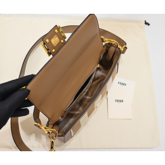 230Model 3321Official websiteThe newest version of the iconic Baguette baguette, the medium baguette bag has been a trend-setting IT bag since its launch in 1997.Versatile and classic, this bag features an iconic underarm design inspired by the baguette b